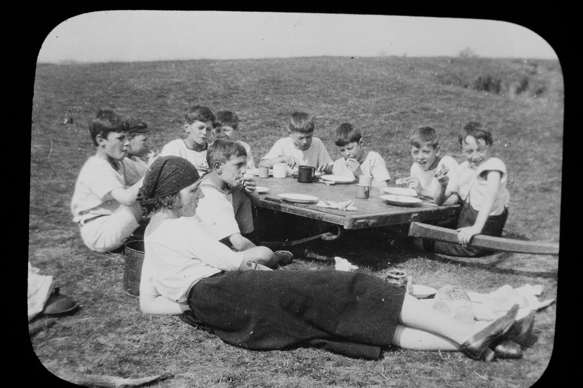 1922 Cubs lunch on a trek cart